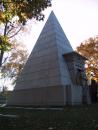 Graceland Cemetery: Pyramid. (click to zoom)