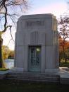 Graceland Cemetery: Mausoleum. (click to zoom)